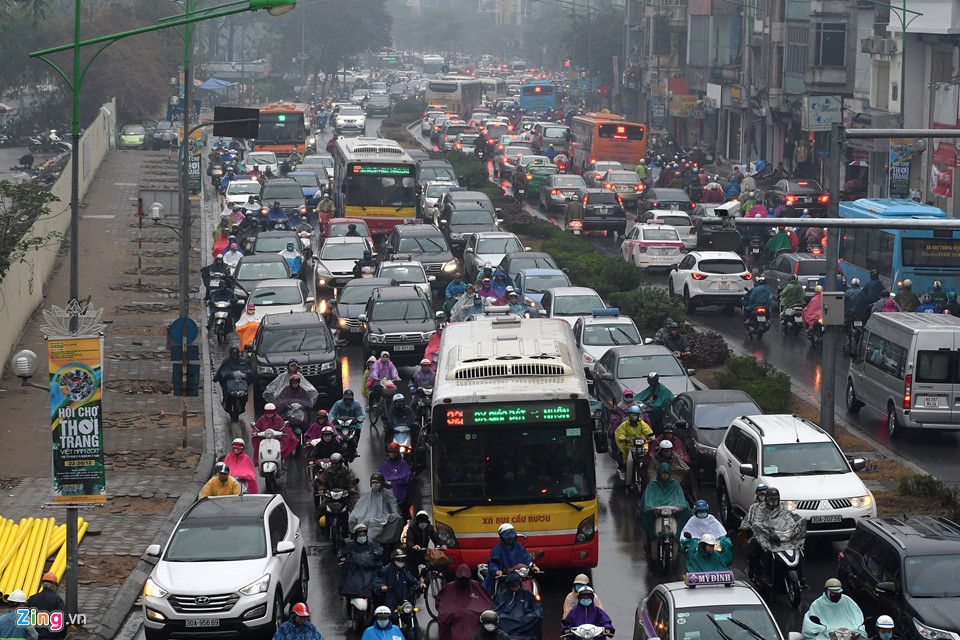 Ôtô, xe máy nhích từng mét trong mưa rét